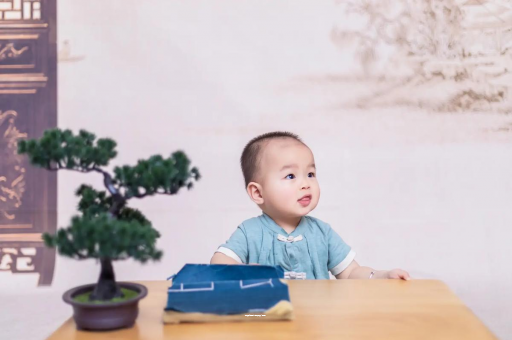 长兴怀孕肚子中间凹两边凸